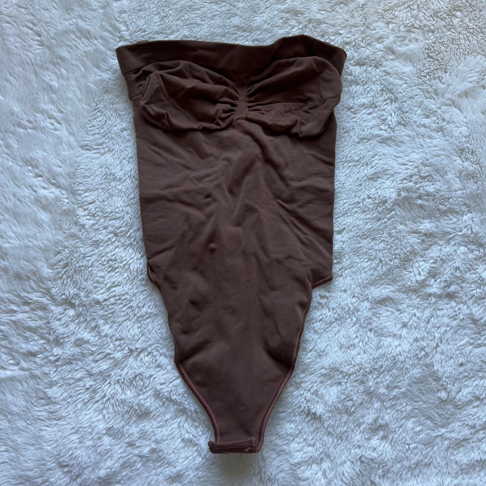 SKIMS Seamless Strapless Ruched Sweetheart Thong Bodysuit Brown Cocoa S Sculpt